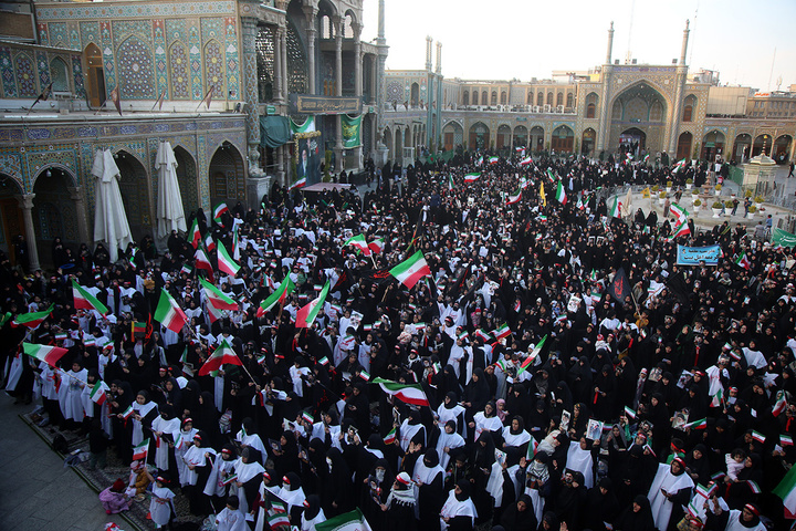 بیعت هزاران بانوی طلبه حوزه علمیه با سومین امام انقلاب در حرم حضرت معصومه (س)