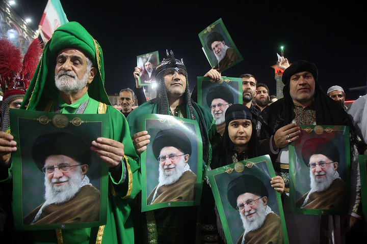 بیعت تعزیه‌داران استان قم با رهبر جدید انقلاب در حرم بانوی کرامت