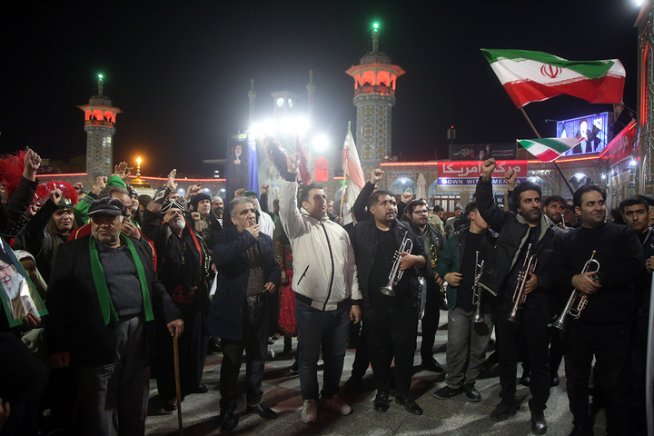 بیعت تعزیه‌داران استان قم با رهبر جدید انقلاب در حرم بانوی کرامت