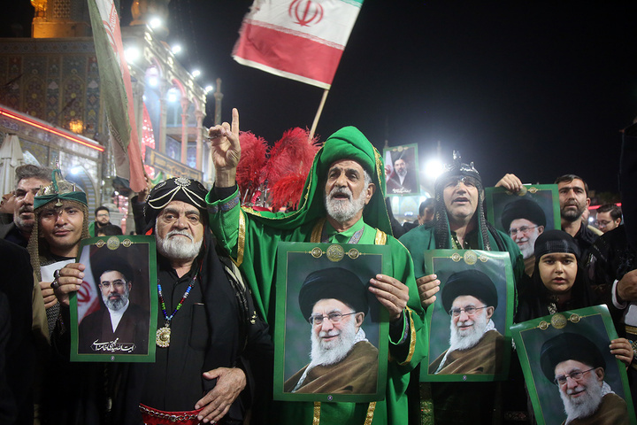 بیعت تعزیه‌داران استان قم با رهبر جدید انقلاب در حرم بانوی کرامت