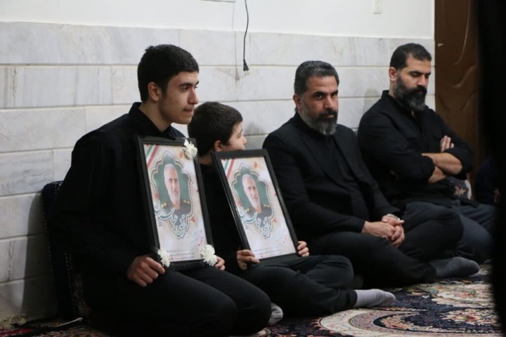 تکریم خانواده شهدای جنگ تحمیلی رمضان توسط خادمان حرم بانوی کرامت