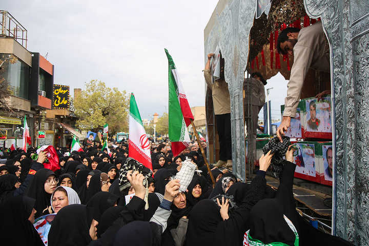 تشییع پیکر ۸ شهید جنگ رمضان در حرم حضرت معصومه (س)