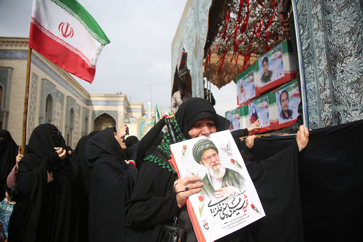 تشییع پیکر ۸ شهید جنگ رمضان در حرم حضرت معصومه (س)