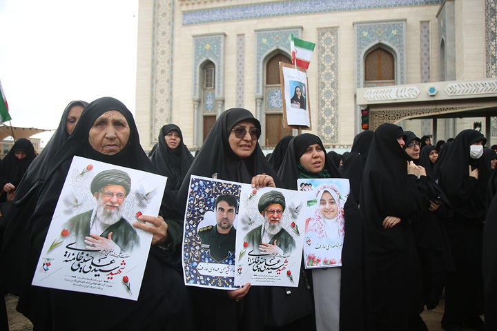 تشییع پیکر ۸ شهید جنگ رمضان در حرم حضرت معصومه (س)