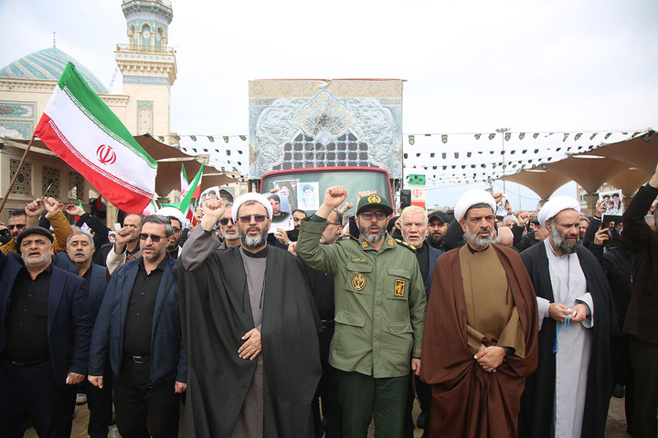 تشییع پیکر ۸ شهید جنگ رمضان در حرم حضرت معصومه (س)