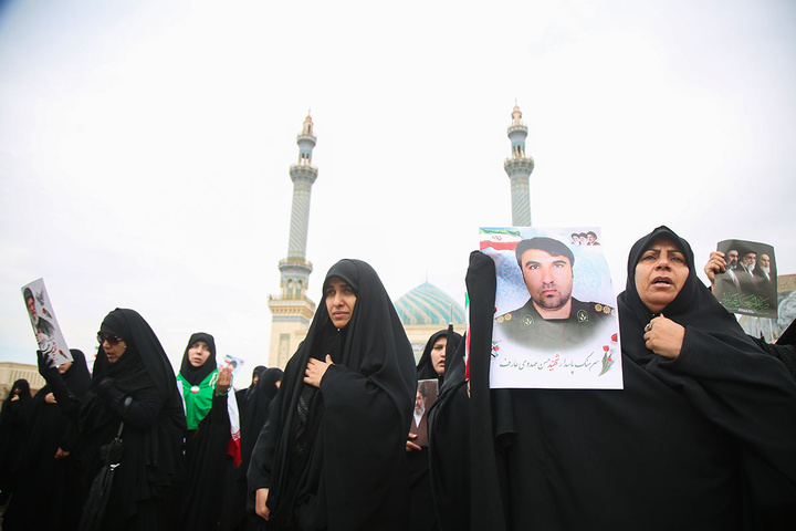 تشییع پیکر ۸ شهید جنگ رمضان در حرم حضرت معصومه (س)