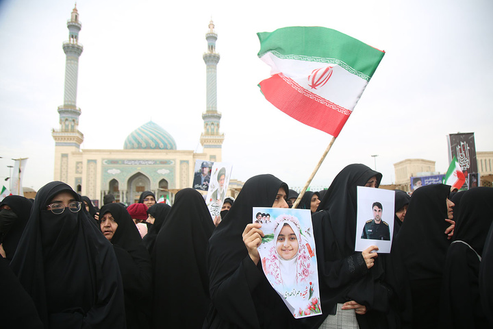 تشییع پیکر ۸ شهید جنگ رمضان در حرم حضرت معصومه (س)