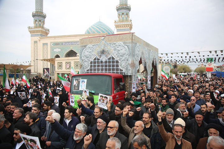 تشییع پیکر ۸ شهید جنگ رمضان در حرم حضرت معصومه (س)