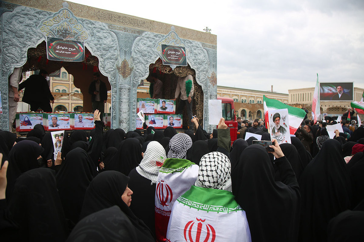 تشییع پیکر ۸ شهید جنگ رمضان در حرم حضرت معصومه (س)