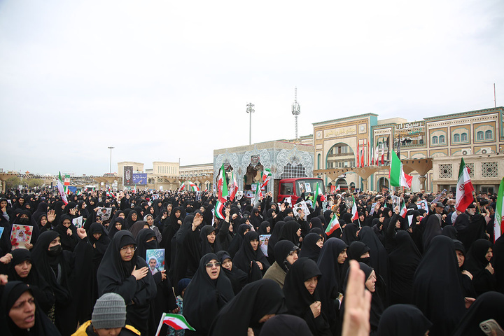 تشییع پیکر ۸ شهید جنگ رمضان در حرم حضرت معصومه (س)