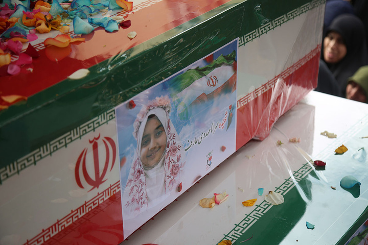 تشییع پیکر ۸ شهید جنگ رمضان در حرم حضرت معصومه (س)