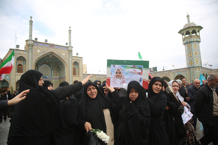 تشییع پیکر ۸ شهید جنگ رمضان در حرم حضرت معصومه (س)