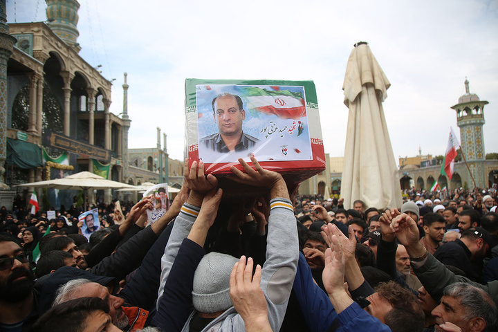 تشییع پیکر ۸ شهید جنگ رمضان در حرم حضرت معصومه (س)