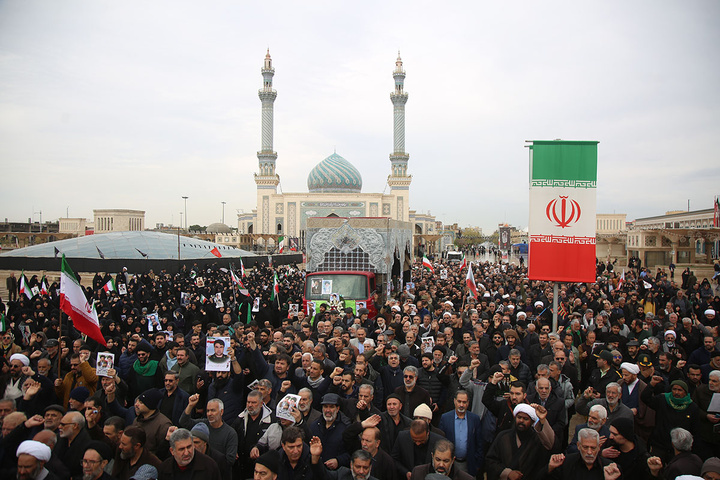 تشییع پیکر ۸ شهید جنگ رمضان در حرم حضرت معصومه (س)