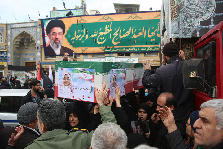 تشییع پیکر ۸ شهید جنگ رمضان در حرم حضرت معصومه (س)