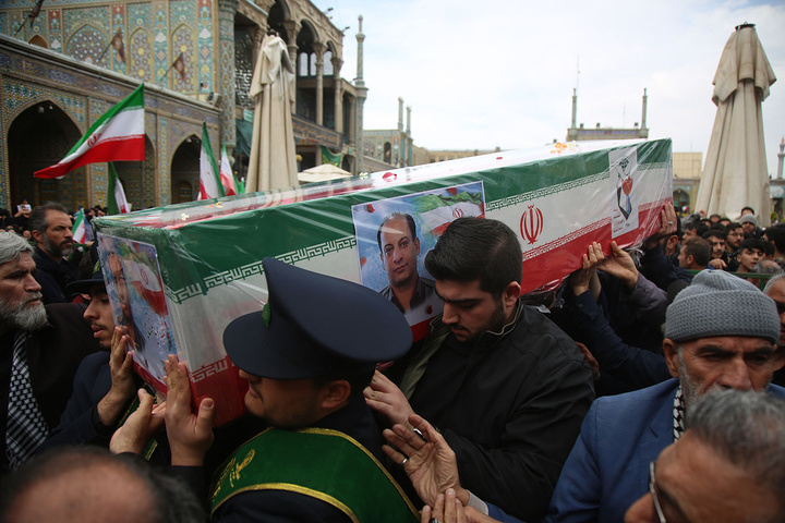 تشییع پیکر ۸ شهید جنگ رمضان در حرم حضرت معصومه (س)