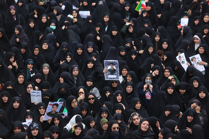 تشییع پیکر ۸ شهید جنگ رمضان در حرم حضرت معصومه (س)