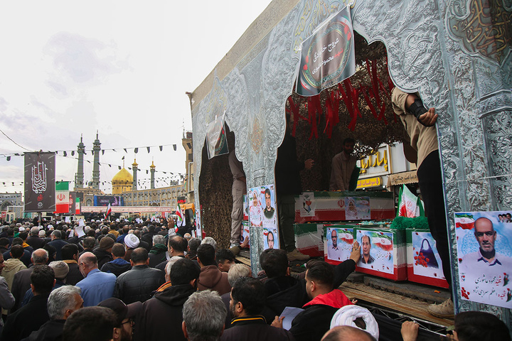 تشییع پیکر ۸ شهید جنگ رمضان در حرم حضرت معصومه (س)