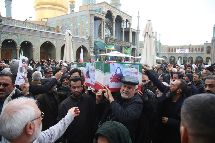 تشییع پیکر ۸ شهید جنگ رمضان در حرم حضرت معصومه (س)