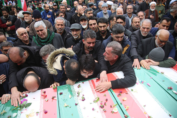 تشییع پیکر ۸ شهید جنگ رمضان در حرم حضرت معصومه (س)