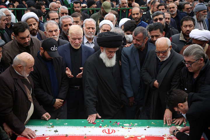 تشییع پیکر ۸ شهید جنگ رمضان در حرم حضرت معصومه (س)