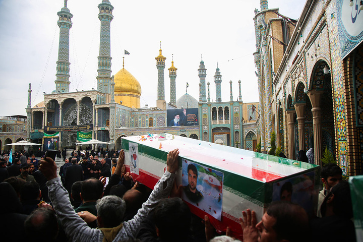 تشییع پیکر ۸ شهید جنگ رمضان در حرم حضرت معصومه (س)