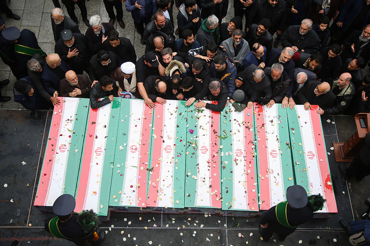 تشییع پیکر ۸ شهید جنگ رمضان در حرم حضرت معصومه (س)