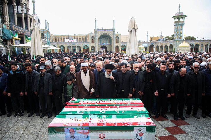 تشییع پیکر ۸ شهید جنگ رمضان در حرم حضرت معصومه (س)