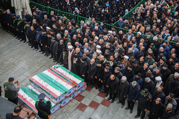 تشییع پیکر ۸ شهید جنگ رمضان در حرم حضرت معصومه (س)