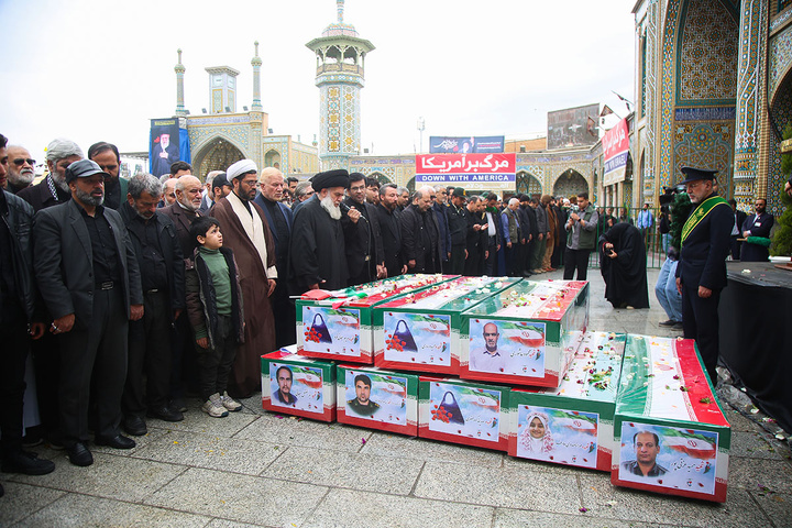 تشییع پیکر ۸ شهید جنگ رمضان در حرم حضرت معصومه (س)