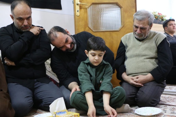 خانواده ۵ شهید جنگ تحمیلی رمضان توسط خادمان حرم بانوی کرامت تکریم شدند