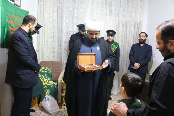 خانواده ۵ شهید جنگ تحمیلی رمضان توسط خادمان حرم بانوی کرامت تکریم شدند