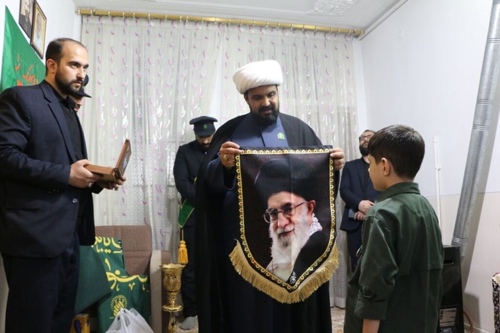 خانواده ۵ شهید جنگ تحمیلی رمضان توسط خادمان حرم بانوی کرامت تکریم شدند