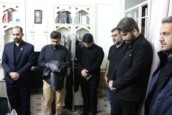 خانواده ۵ شهید جنگ تحمیلی رمضان توسط خادمان حرم بانوی کرامت تکریم شدند