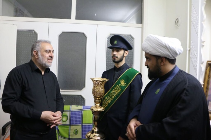 خانواده ۵ شهید جنگ تحمیلی رمضان توسط خادمان حرم بانوی کرامت تکریم شدند