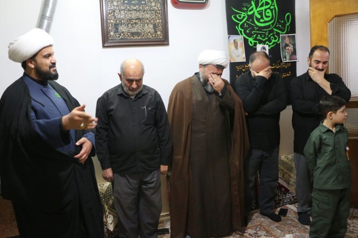 خانواده ۵ شهید جنگ تحمیلی رمضان توسط خادمان حرم بانوی کرامت تکریم شدند