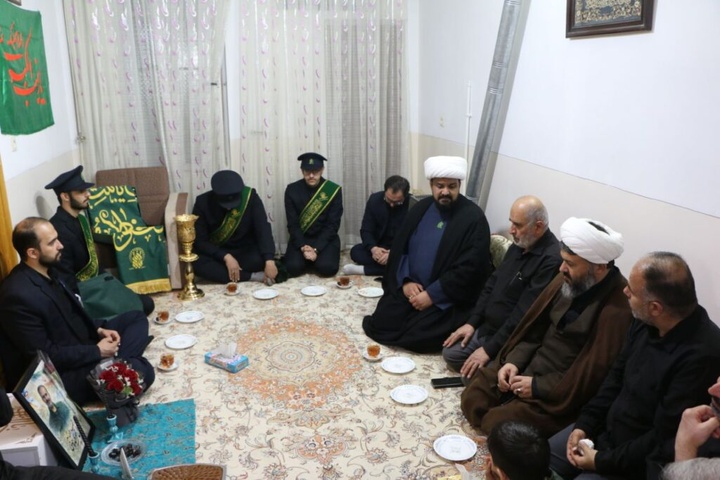 خانواده ۵ شهید جنگ تحمیلی رمضان توسط خادمان حرم بانوی کرامت تکریم شدند