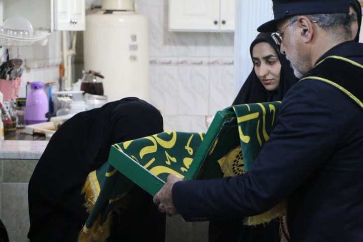 خانواده ۵ شهید جنگ تحمیلی رمضان توسط خادمان حرم بانوی کرامت تکریم شدند