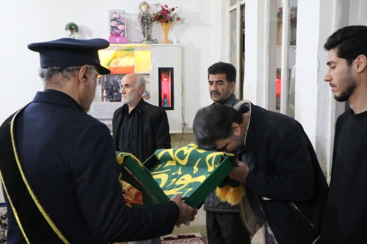 خانواده ۵ شهید جنگ تحمیلی رمضان توسط خادمان حرم بانوی کرامت تکریم شدند