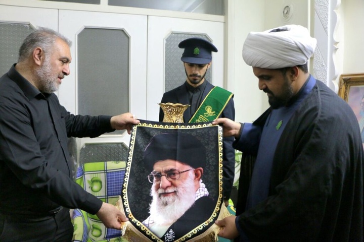 خانواده ۵ شهید جنگ تحمیلی رمضان توسط خادمان حرم بانوی کرامت تکریم شدند