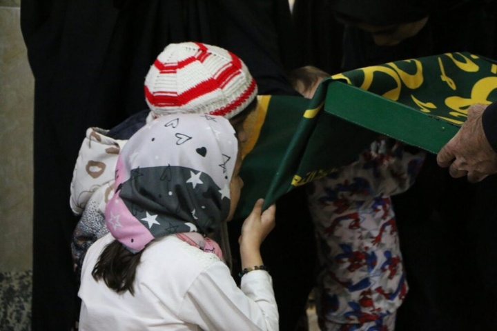 خانواده ۵ شهید جنگ تحمیلی رمضان توسط خادمان حرم بانوی کرامت تکریم شدند