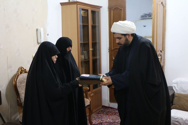 خانواده ۵ شهید جنگ تحمیلی رمضان توسط خادمان حرم بانوی کرامت تکریم شدند