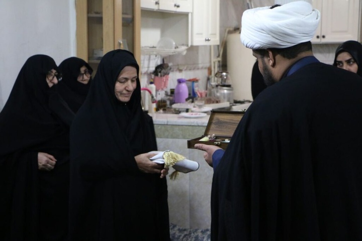 خانواده ۵ شهید جنگ تحمیلی رمضان توسط خادمان حرم بانوی کرامت تکریم شدند