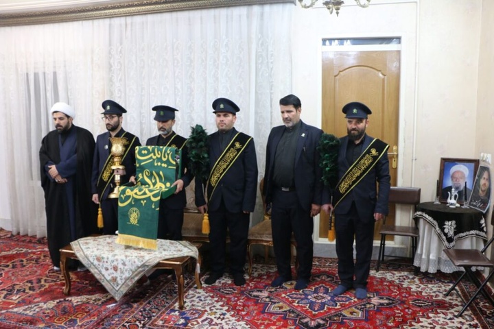 خانواده ۵ شهید جنگ تحمیلی رمضان توسط خادمان حرم بانوی کرامت تکریم شدند