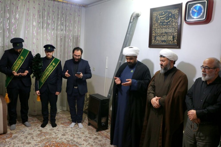 خانواده ۵ شهید جنگ تحمیلی رمضان توسط خادمان حرم بانوی کرامت تکریم شدند