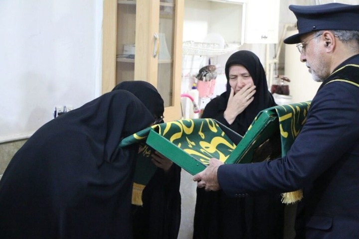 خانواده ۵ شهید جنگ تحمیلی رمضان توسط خادمان حرم بانوی کرامت تکریم شدند