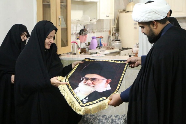 خانواده ۵ شهید جنگ تحمیلی رمضان توسط خادمان حرم بانوی کرامت تکریم شدند