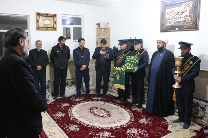 خانواده ۵ شهید جنگ تحمیلی رمضان توسط خادمان حرم بانوی کرامت تکریم شدند