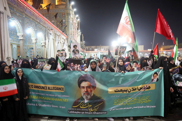 بیعت هندی‌های مقیم قم با رهبر معظم انقلاب