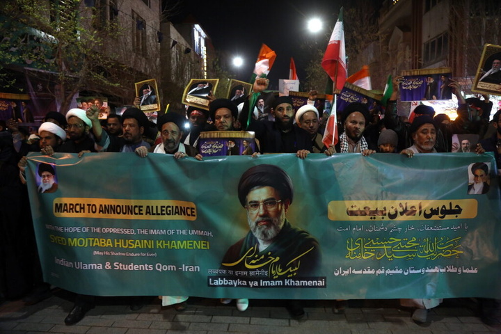 بیعت هندی‌های مقیم قم با رهبر معظم انقلاب